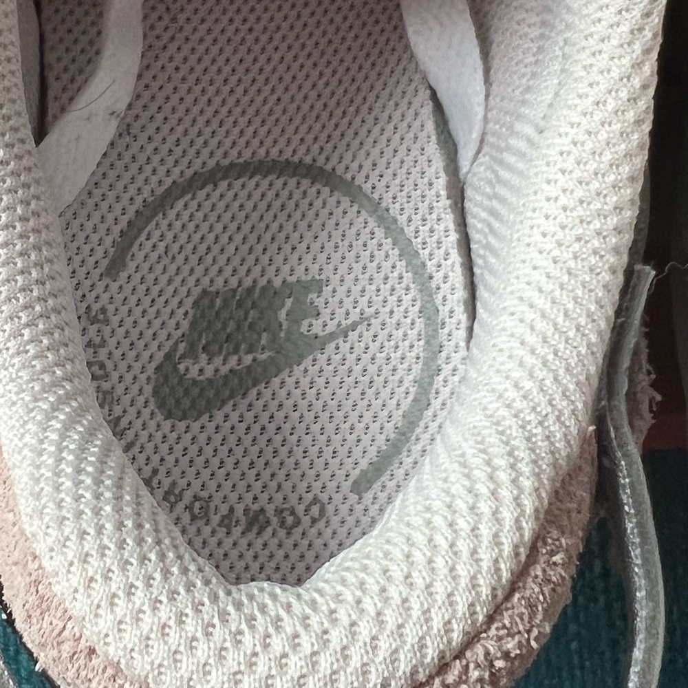Like New NIKE Sneakers 👟 7- 1/2 🚫Out Of Stock🚫 - Picture 5 of 12